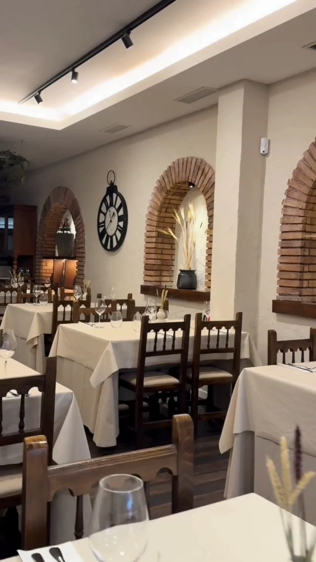 Una reforma sutil que marca la diferencia 🍷🕯️

Desde Rendueles participamos en este proyecto, aportando nuestro toque en el suelo y la iluminación 🛠️💡
Un restaurante italiano que gana calidez sin perder su esencia 🇮🇹✨

#ReformaConEncanto #Rendueles #DiseñoConAlma #Interiorismo #RestauranteItaliano #DetallesQueTransforman